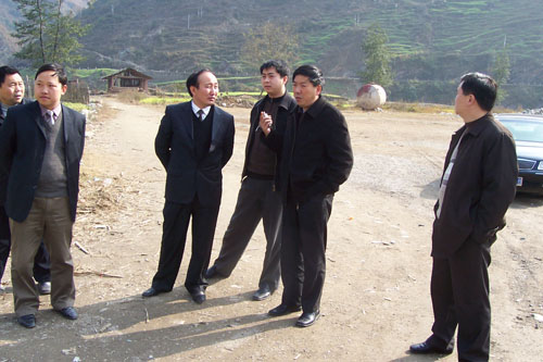 县长李浩生到青川县凉水镇调研工作