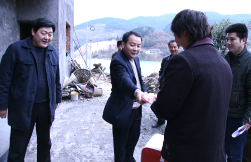 市政府秘书长李天满在青川县木鱼镇慰问困难群众