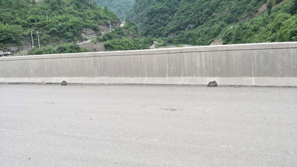 县交通运输局制定了整改方案,将桥面两侧排水孔采用混凝土全部封闭,该