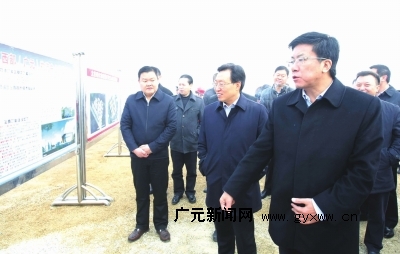 开工仪式前,马华,王菲观看中国远成西部(广元)物流中心项目展板 记者