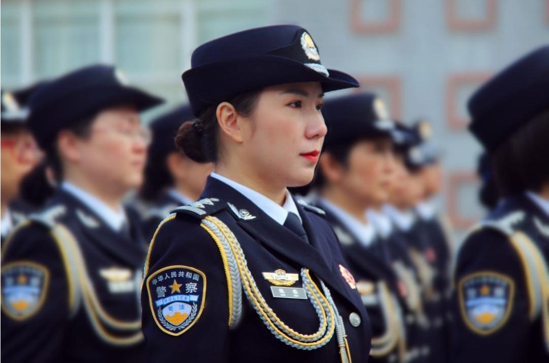 警礼服配饰安装图片