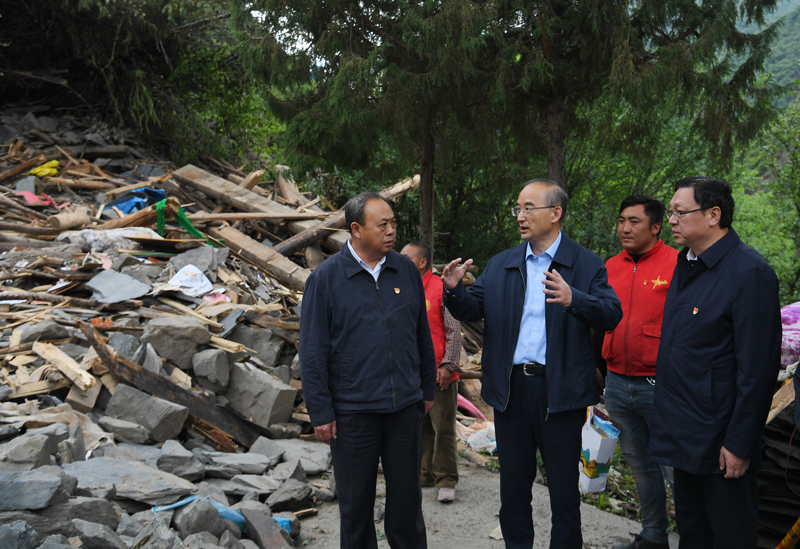 黄强在看望马尔康6.0级震群受灾群众并主持召开灾后重建专题会议时强调 把习近平总书记的牵挂和亲切关怀转化为奋进动力 坚决做好抢险救灾和灾后恢复重建工作「相关图片」