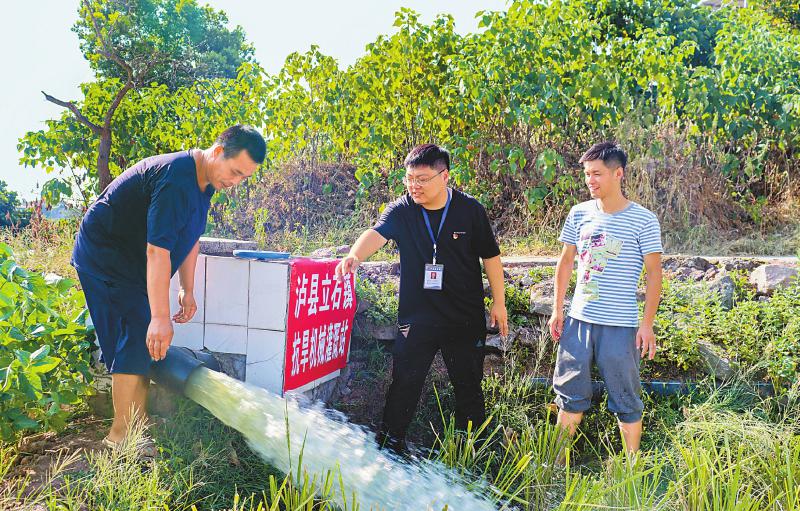 下田指导、运水上山、清渠引水……他们奔忙在高温之下 千方百计把水和技术送到田里「相关图片」