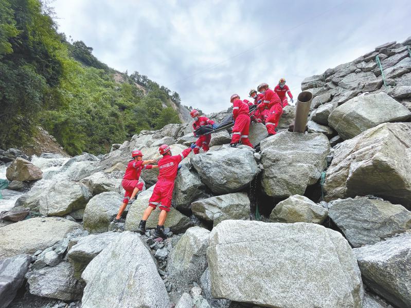 水陆空生命大营救 ——直击“9·5”泸定地震72小时救援「相关图片」