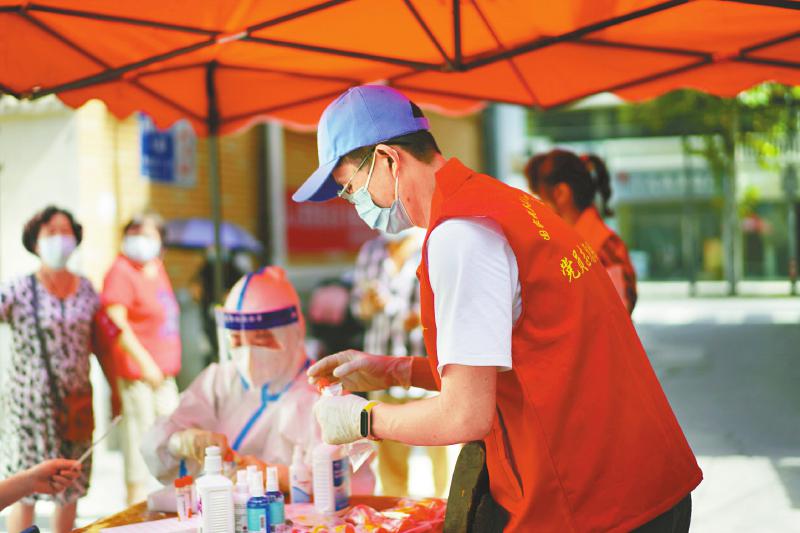 省直机关党员干部积极参与疫情防控和抗震救灾 筑牢守护群众生命健康的“堡垒”「相关图片」