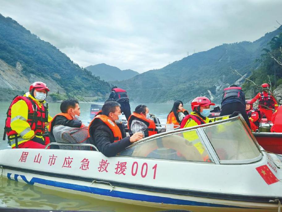 泸定地震后 万名应急志愿者冲在前线……「相关图片」