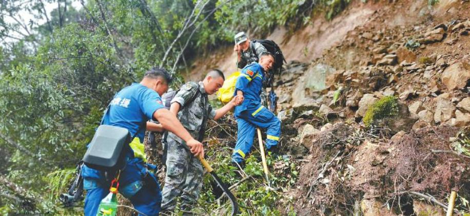 泸定地震后 万名应急志愿者冲在前线……「相关图片」