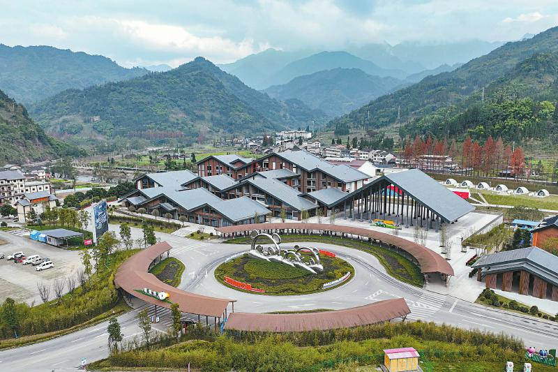 在大熊猫国家公园南入口社区的绿水青山间，举行了一场宣讲报告会 让党的二十大精神在“貊貊家园”落地生根「相关图片」
