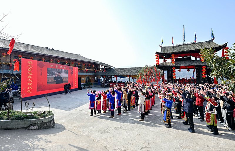 习近平春节前夕视频连线看望慰问基层干部群众 向全国各族人民致以新春的美好祝福 祝各族人民幸福安康 祝愿伟大祖国繁荣昌盛 李强蔡奇丁薛祥陪同看望慰问「相关图片」