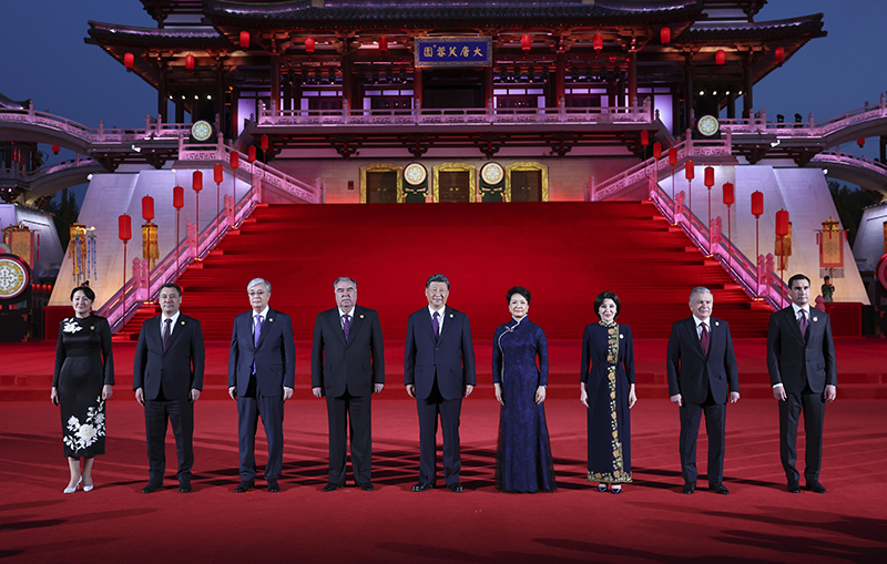 习近平和彭丽媛为出席中国－中亚峰会的中亚国家元首夫妇举行欢迎仪式和欢迎宴会并 共同观看中国同中亚国家人民文化艺术年暨中国－中亚青年艺术节开幕式演出「相关图片」