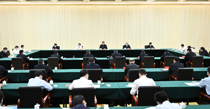 习近平在内蒙古巴彦淖尔考察并主持召开加强荒漠化综合防治 和推进“三北”等重点生态工程建设座谈会「相关图片」