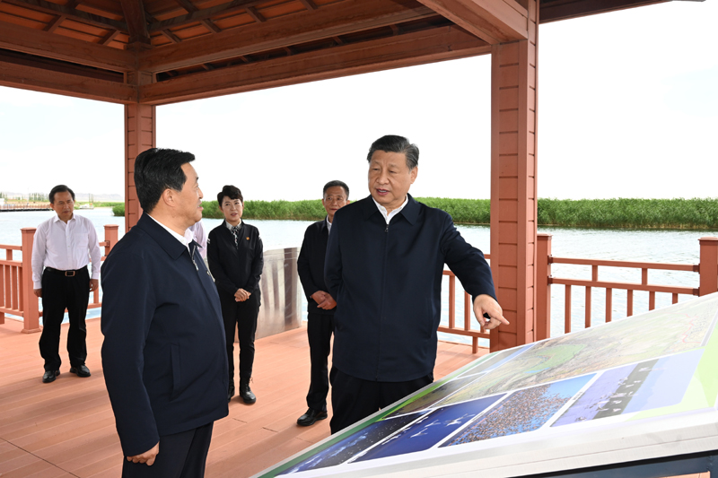 习近平在内蒙古巴彦淖尔考察并主持召开加强荒漠化综合防治 和推进“三北”等重点生态工程建设座谈会「相关图片」