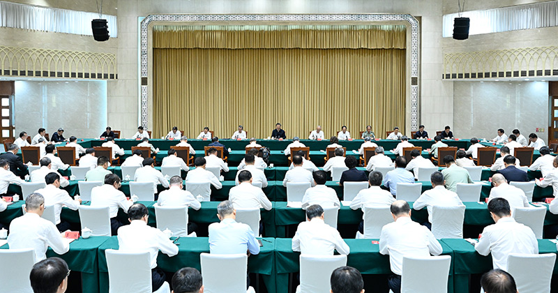 习近平在听取新疆维吾尔自治区党委和政府 新疆生产建设兵团工作汇报时强调 牢牢把握新疆在国家全局中的战略定位 在中国式现代化进程中更好建设美丽新疆 蔡奇出席汇报会「相关图片」