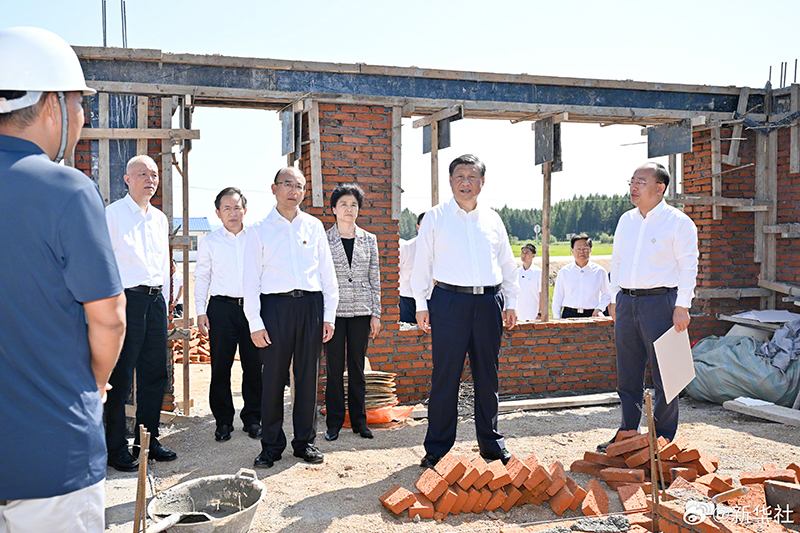 习近平在黑龙江尚志市看望慰问受灾群众「相关图片」