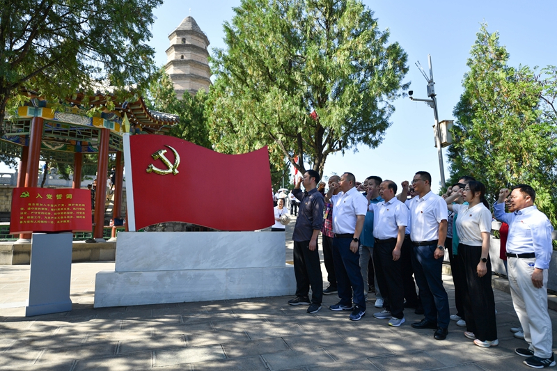 永远在路上 ——以习近平同志为核心的党中央引领全面从严治党向纵深推进「相关图片」